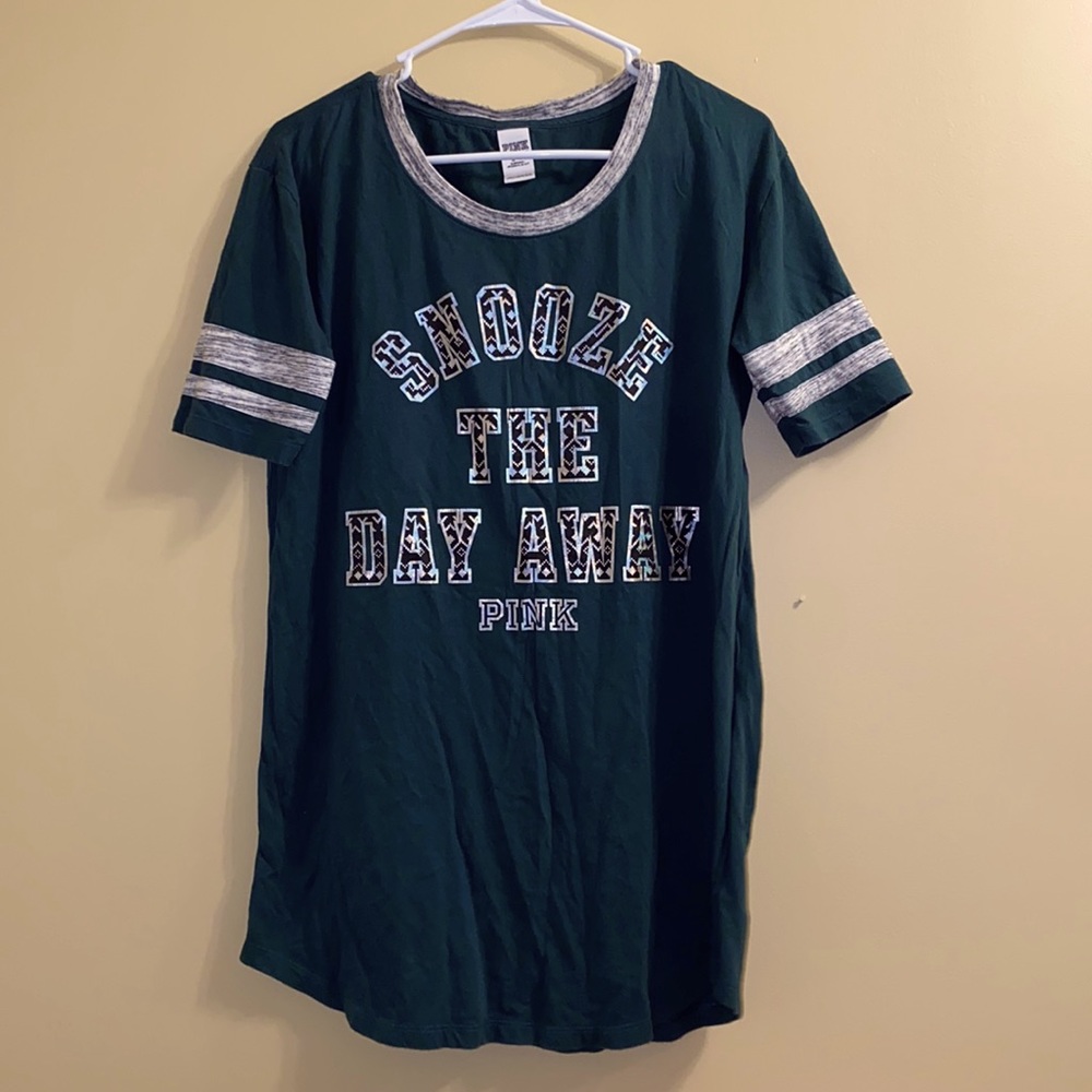 PINK Victoria’s Secret Christmas Sleep Tee- Long M